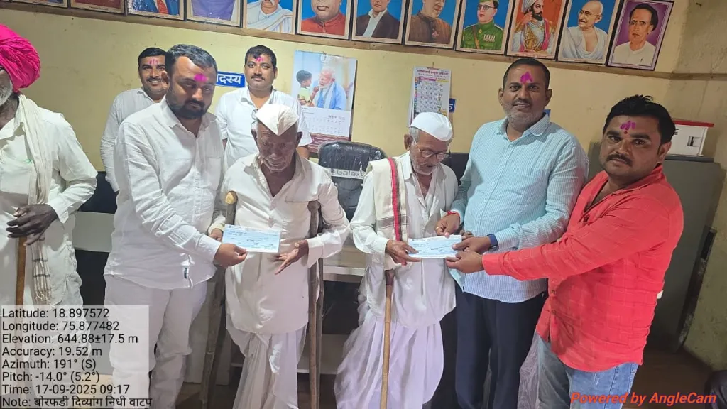 अपंगांना दिव्यांग निधी वाटप