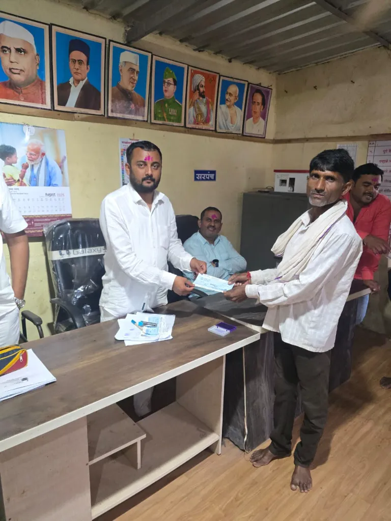 अपंगांना दिव्यांग निधी वाटप